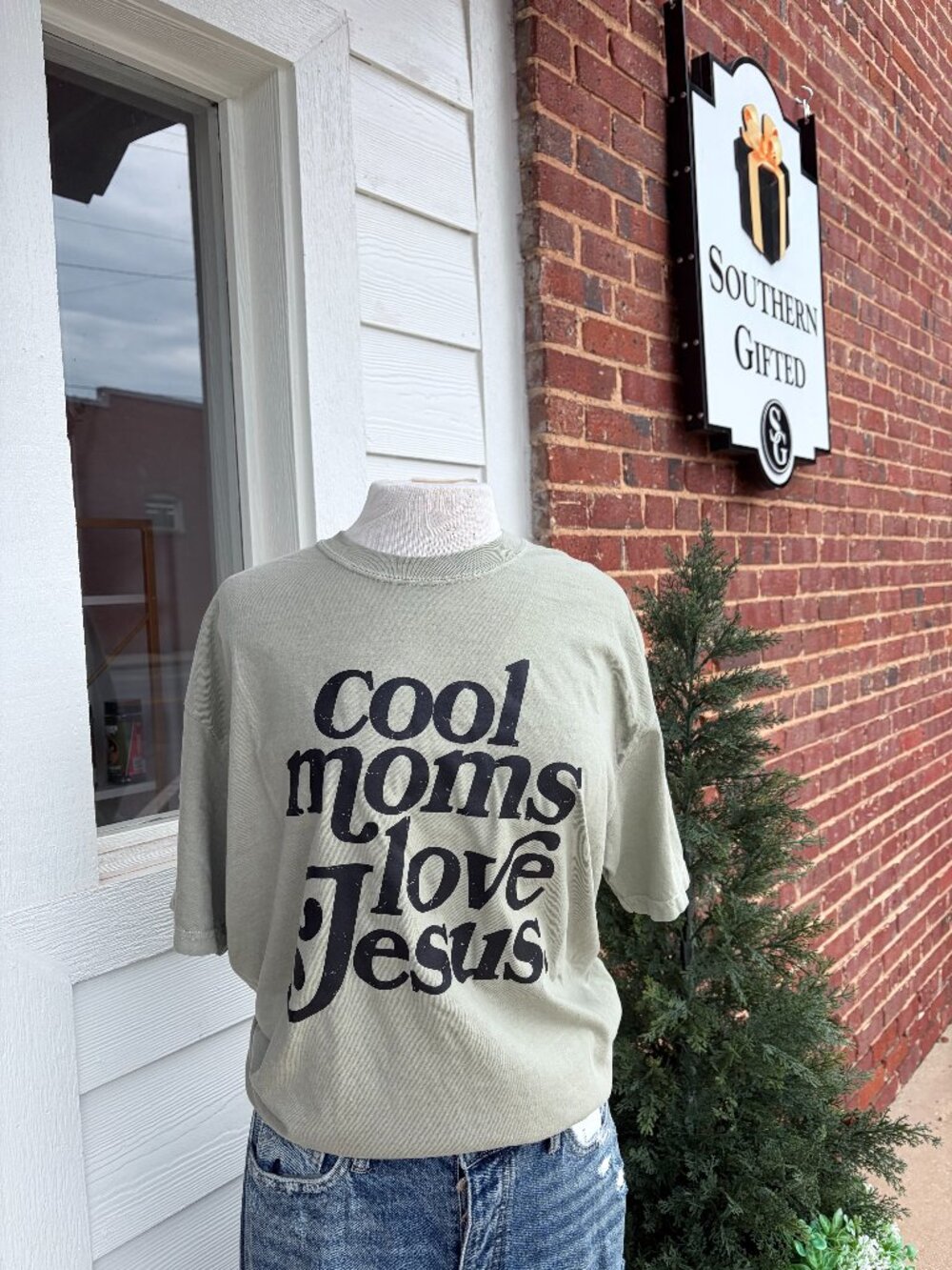 Cool Moms Love Jesus Grapic Tee